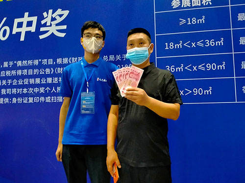 展會(huì)上，當(dāng)場(chǎng)簽訂合同的老板，抽獎(jiǎng)喜得500元現(xiàn)金